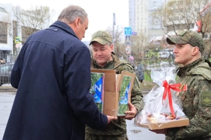 Read more about the article Петр Толстой: пасхальные угощения и письма доставят в зону СВО с гумгрузом